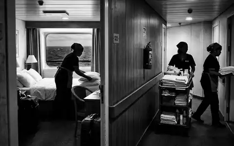 Schwarzweiss-Reportage mit Kreuzfahrtkabine zum Thema Royal Caribbean Kreuzfahrt, ISIN LR0008862868, hoher Kontrast - Foto: THN