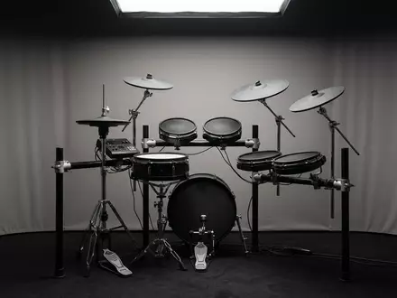 Fotorealistische Studioaufnahme von Elektronisches Schlagzeug zum Thema Roland E-Drums, ISIN JP3983400004, klare Lichtfuehrung - Foto: THN