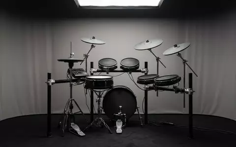 Fotorealistische Studioaufnahme von Elektronisches Schlagzeug zum Thema Roland E-Drums, ISIN JP3983400004, klare Lichtfuehrung - Foto: THN