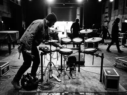 Schwarzweiss-Reportage mit Elektronisches Schlagzeug zum Thema Roland E-Drums, ISIN JP3983400004, hoher Kontrast - Foto: THN