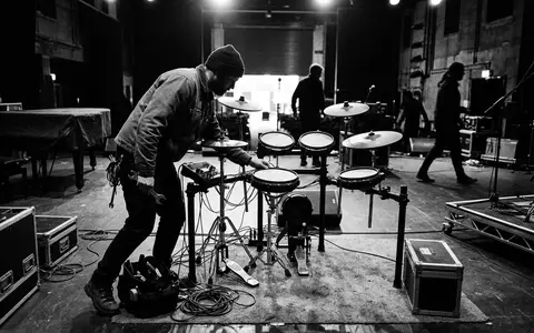 Schwarzweiss-Reportage mit Elektronisches Schlagzeug zum Thema Roland E-Drums, ISIN JP3983400004, hoher Kontrast - Foto: THN