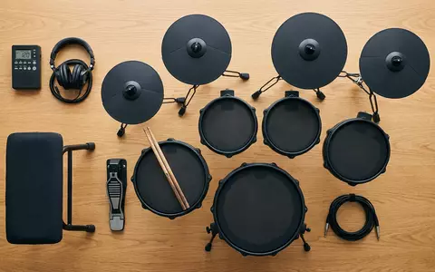 Flatlay-Arrangement rund um Elektronisches Schlagzeug zum Thema Roland E-Drums, ISIN JP3983400004, weiches Oberlicht - Foto: THN