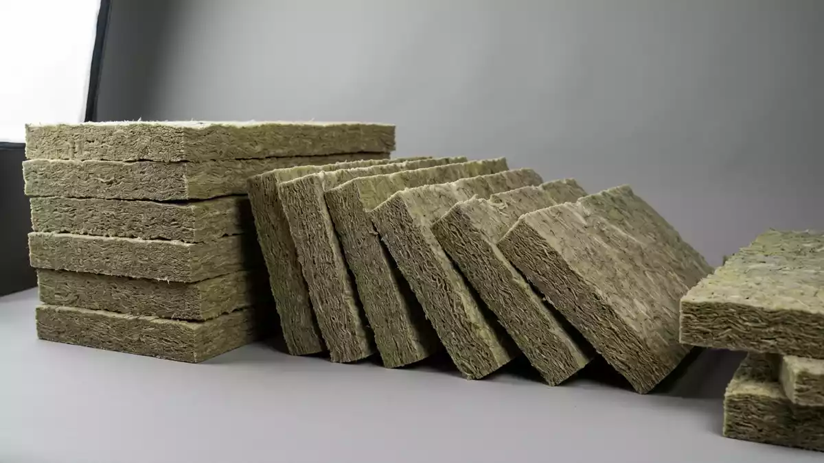 Fotorealistische Studioansicht von Dämmstoffplatten in neutraler Produktdarstellung