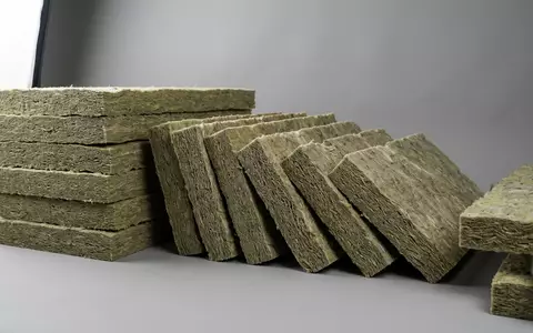 Fotorealistische Studioaufnahme von Dämmstoffplatten zum Thema Isover Dämmung, ISIN FR0000125007, klare Lichtfuehrung - Foto: THN