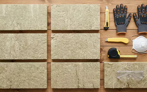 Flatlay-Arrangement rund um Dämmstoffplatten zum Thema Isover Dämmung, ISIN FR0000125007, weiches Oberlicht - Foto: THN