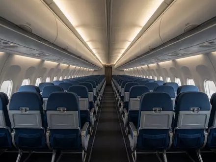 Fotorealistische Studioaufnahme von Flugzeugkabine zum Thema Ryanair Flug, ISIN IE00BYTBXV33, klare Lichtfuehrung - Foto: THN