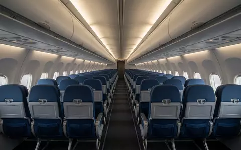 Fotorealistische Studioaufnahme von Flugzeugkabine zum Thema Ryanair Flug, ISIN IE00BYTBXV33, klare Lichtfuehrung - Foto: THN