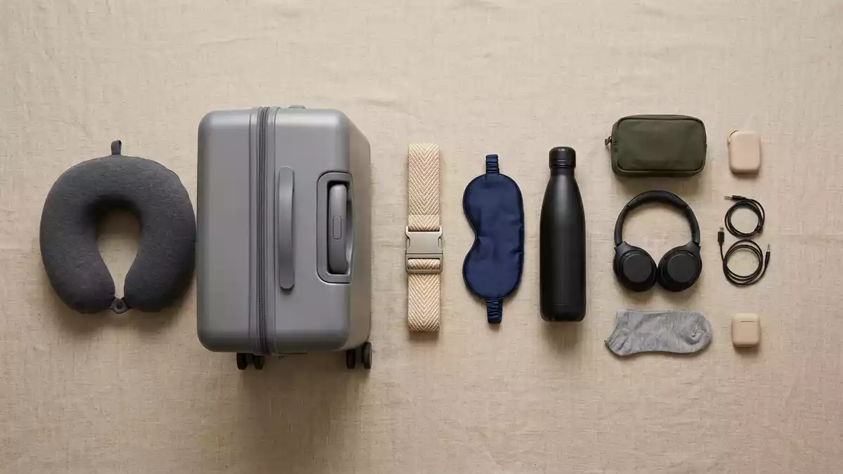 Flatlay-Arrangement rund um Flugzeugkabine mit passenden Requisiten von oben, neutral