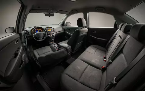 Fotorealistische Studioaufnahme von Personenwagen zum Thema Lyft Ride, ISIN US55087P1049, klare Lichtfuehrung - Foto: THN