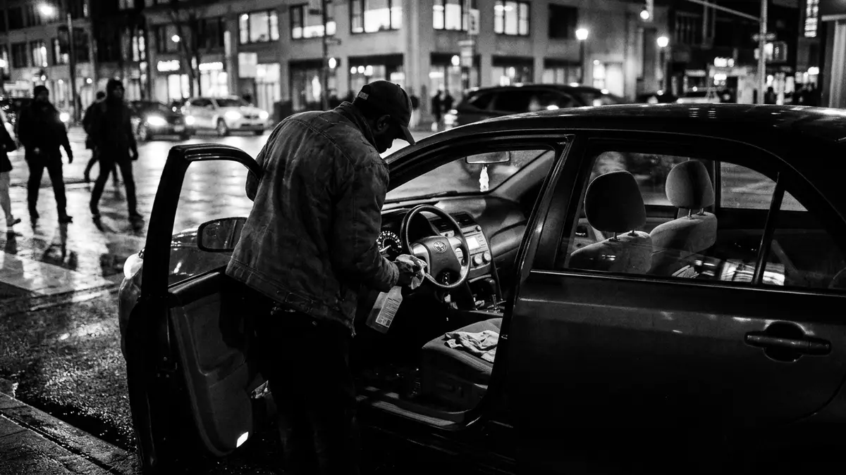 Schwarzweiss-Reportagebild mit Personenwagen in dokumentarischer Arbeitsumgebung