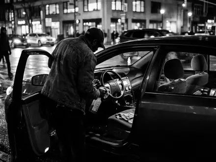 Schwarzweiss-Reportage mit Personenwagen zum Thema Lyft Ride, ISIN US55087P1049, hoher Kontrast, sachlich dargestellt - Foto: THN