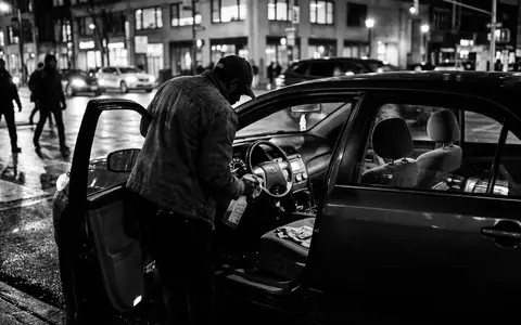 Schwarzweiss-Reportage mit Personenwagen zum Thema Lyft Ride, ISIN US55087P1049, hoher Kontrast, sachlich dargestellt - Foto: THN
