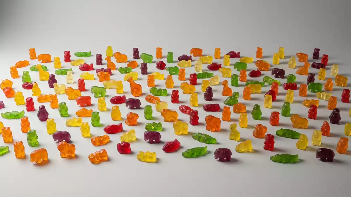 Fotorealistische Studioansicht von Fruchtgummi in neutraler Produktdarstellung