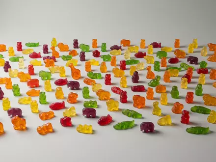 Fotorealistische Studioaufnahme von Fruchtgummi zum Thema Percy Pigs, ISIN GB0031274896, klare Lichtfuehrung - Foto: THN