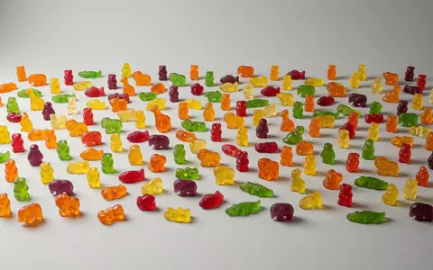 Fotorealistische Studioaufnahme von Fruchtgummi zum Thema Percy Pigs, ISIN GB0031274896, klare Lichtfuehrung - Foto: THN