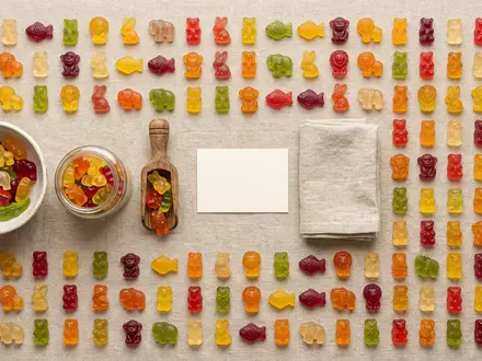 Flatlay-Arrangement rund um Fruchtgummi zum Thema Percy Pigs, ISIN GB0031274896, weiches Oberlicht - Foto: THN
