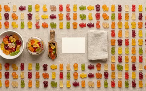 Flatlay-Arrangement rund um Fruchtgummi zum Thema Percy Pigs, ISIN GB0031274896, weiches Oberlicht - Foto: THN