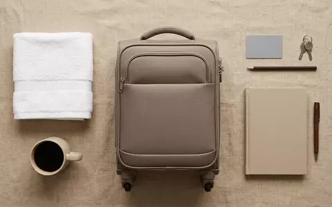 Flatlay-Arrangement rund um Hotelzimmer zum Thema Marriott Hotel, ISIN US5719032022, weiches Oberlicht - Foto: THN