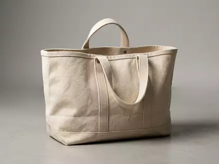 Fotorealistische Studioaufnahme von Stofftasche zum Thema Dior Book Tote, ISIN FR0000121014, klare Lichtfuehrung - Foto: THN