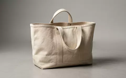 Fotorealistische Studioaufnahme von Stofftasche zum Thema Dior Book Tote, ISIN FR0000121014, klare Lichtfuehrung - Foto: THN