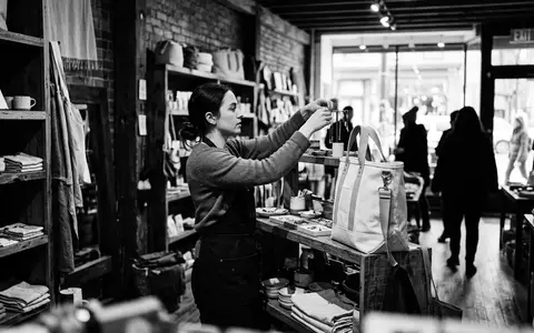 Schwarzweiss-Reportage mit Stofftasche zum Thema Dior Book Tote, ISIN FR0000121014, hoher Kontrast - Foto: THN