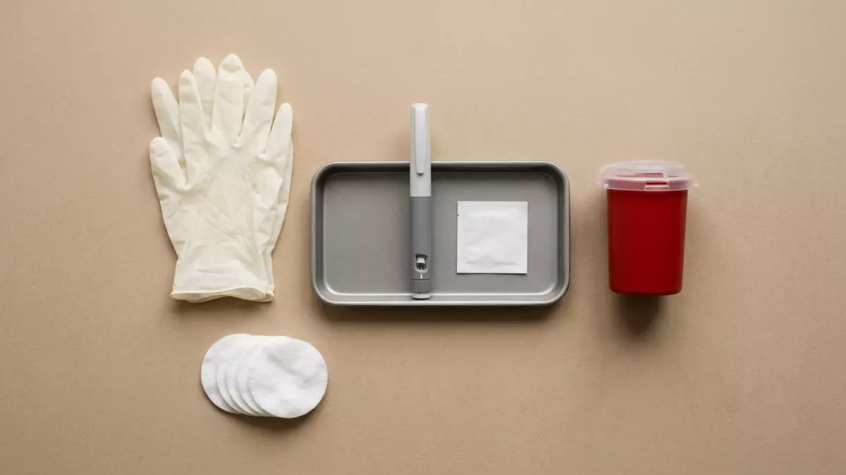 Flatlay-Arrangement rund um Injektionspen mit passenden Requisiten von oben, neutral