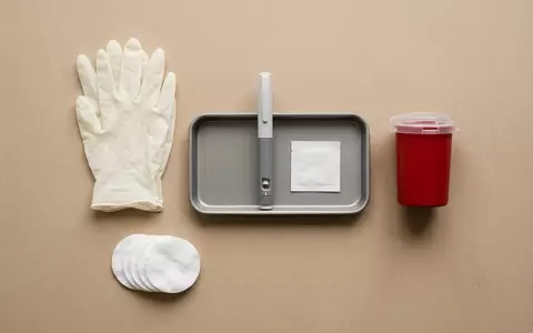 Flatlay-Arrangement rund um Injektionspen zum Thema Wegovy, ISIN DK0060534915, weiches Oberlicht, sachlich dargestellt - Foto: THN