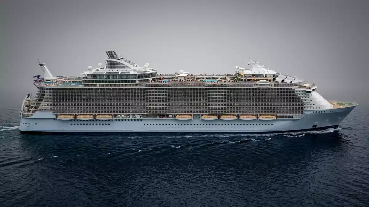 Fotorealistische Studioansicht von Kreuzfahrtschiff in neutraler Produktdarstellung