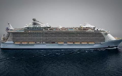 Fotorealistische Studioaufnahme von Kreuzfahrtschiff zum Thema Norwegian Prima, ISIN BMG667211046, klare Lichtfuehrung - Foto: THN