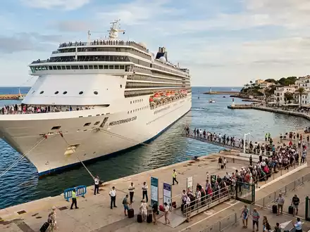 Fotorealistische Aufnahme von Kreuzfahrtschiff auf See zum Thema Norwegian Prima, ISIN BMG667211046, natuerliches Licht - Foto: THN