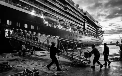 Schwarzweiss-Reportage mit Kreuzfahrtschiff zum Thema Norwegian Prima, ISIN BMG667211046, hoher Kontrast, sachlich dargestellt - Foto: THN