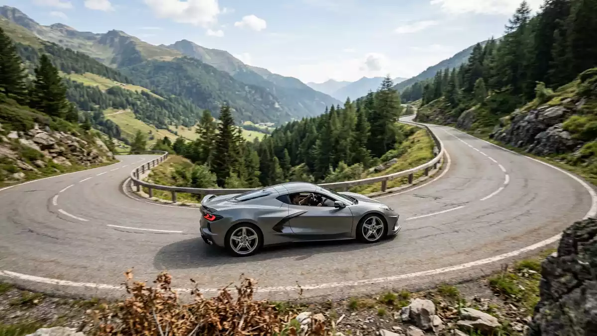 Fotorealistische Ansicht von Sportcoupé auf der Straße in realer Umgebung, neutral