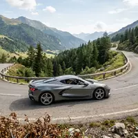 Fotorealistische Aufnahme von Sportcoupé auf der Straße zum Thema Alpine A110, ISIN JP3725400000, natuerliches Licht - Foto: THN