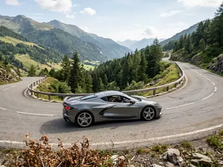 Fotorealistische Aufnahme von Sportcoupé auf der Straße zum Thema Alpine A110, ISIN JP3725400000, natuerliches Licht - Foto: THN