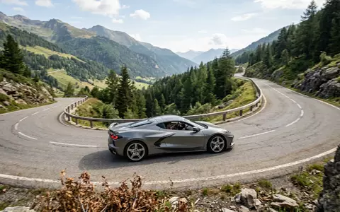 Fotorealistische Aufnahme von Sportcoupé auf der Straße zum Thema Alpine A110, ISIN JP3725400000, natuerliches Licht - Foto: THN