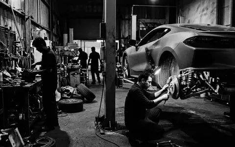 Schwarzweiss-Reportage mit Sportcoupé zum Thema Alpine A110, ISIN JP3725400000, hoher Kontrast, sachlich dargestellt - Foto: THN