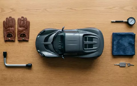 Flatlay-Arrangement rund um Sportcoupé zum Thema Alpine A110, ISIN JP3725400000, weiches Oberlicht - Foto: THN