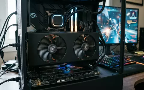 Fotorealistische Aufnahme von Grafikkarte am Computer zum Thema GeForce RTX 4070, ISIN US67066G1040, natuerliches Licht - Foto: THN