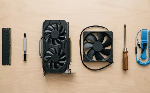 Flatlay-Arrangement rund um Grafikkarte zum Thema GeForce RTX 4070, ISIN US67066G1040, weiches Oberlicht - Foto: THN