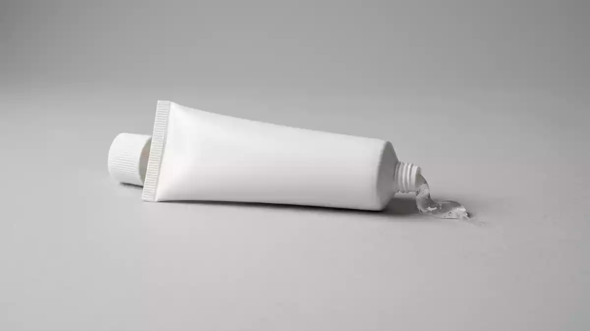 Fotorealistische Studioansicht von Schmerzgel in neutraler Produktdarstellung, neutral