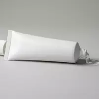 Fotorealistische Studioaufnahme von Schmerzgel zum Thema Voltaren, ISIN CH0012005267, klare Lichtfuehrung, sachlich dargestellt - Foto: THN