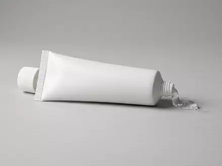 Fotorealistische Studioaufnahme von Schmerzgel zum Thema Voltaren, ISIN CH0012005267, klare Lichtfuehrung, sachlich dargestellt - Foto: THN