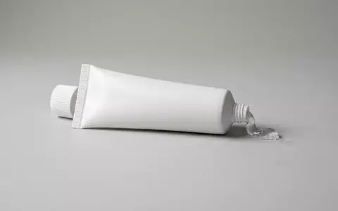 Fotorealistische Studioaufnahme von Schmerzgel zum Thema Voltaren, ISIN CH0012005267, klare Lichtfuehrung, sachlich dargestellt - Foto: THN