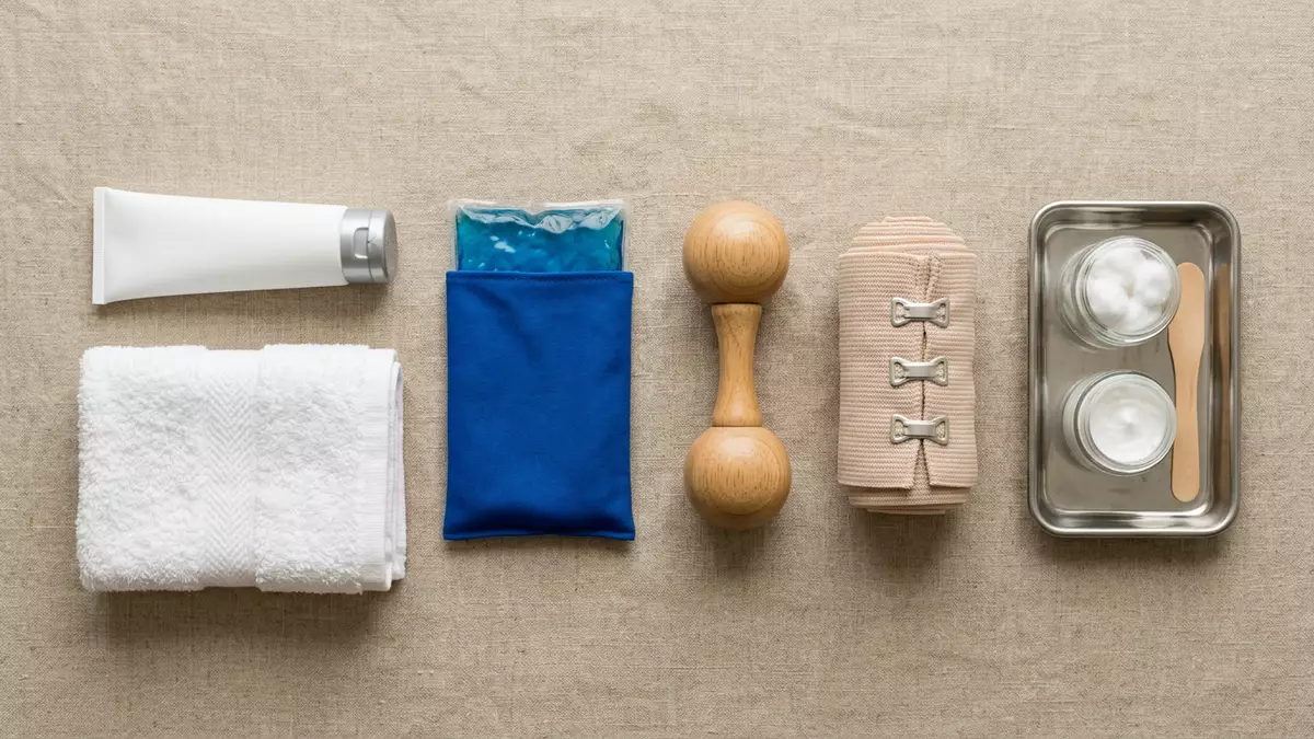Flatlay-Arrangement rund um Schmerzgel mit passenden Requisiten von oben, neutral