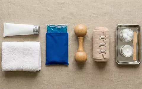 Flatlay-Arrangement rund um Schmerzgel zum Thema Voltaren, ISIN CH0012005267, weiches Oberlicht, sachlich dargestellt - Foto: THN