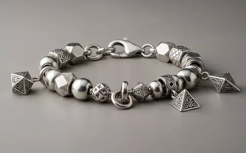 Fotorealistische Studioaufnahme von Schmuckanhänger zum Thema Pandora Charms, ISIN DK0060252690, klare Lichtfuehrung - Foto: THN