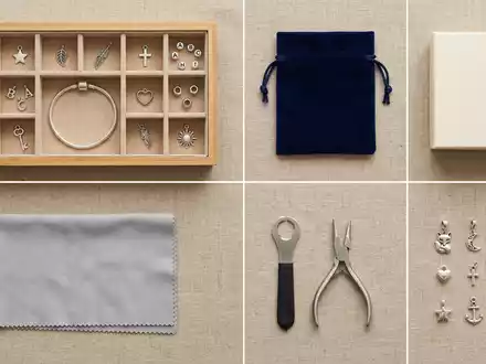 Flatlay-Arrangement rund um Schmuckanhänger zum Thema Pandora Charms, ISIN DK0060252690, weiches Oberlicht - Foto: THN