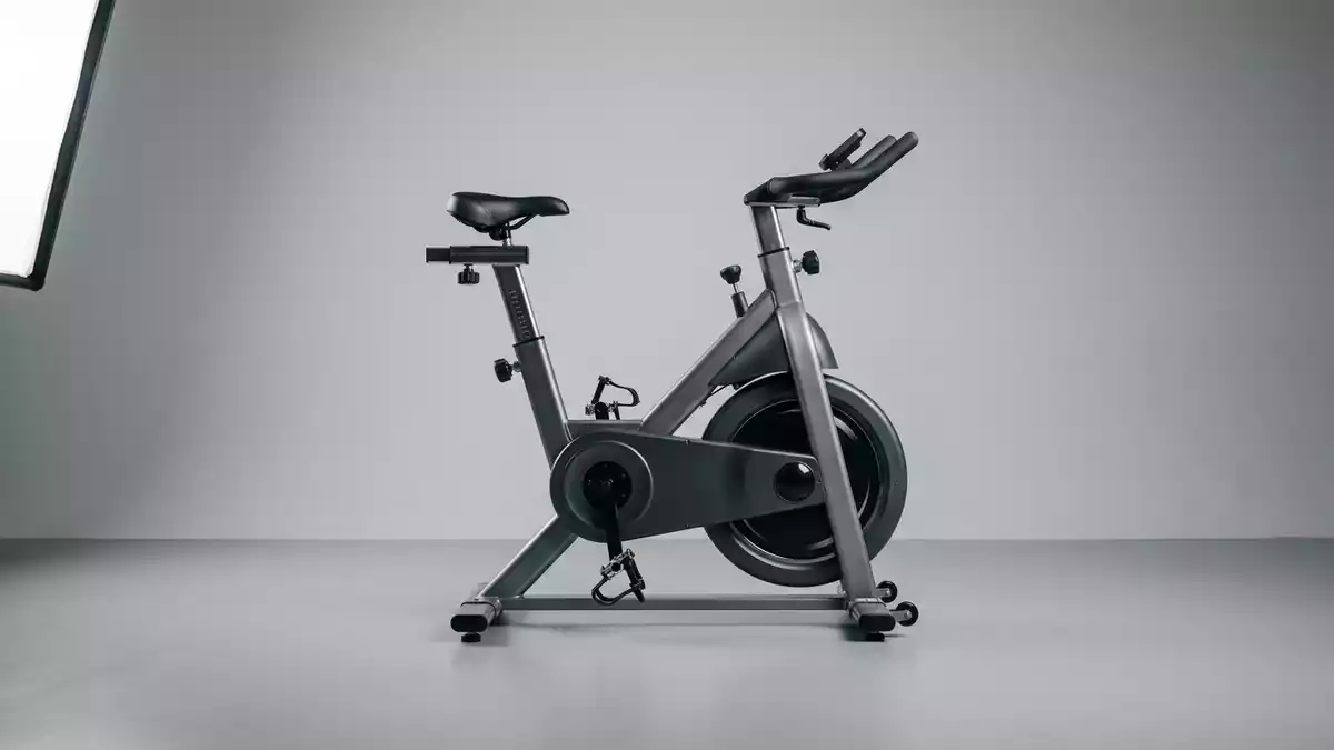 Fotorealistische Studioansicht von Heimtrainer in neutraler Produktdarstellung