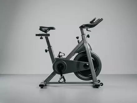Fotorealistische Studioaufnahme von Heimtrainer zum Thema Peloton Bike, ISIN US7127131005, klare Lichtfuehrung - Foto: THN