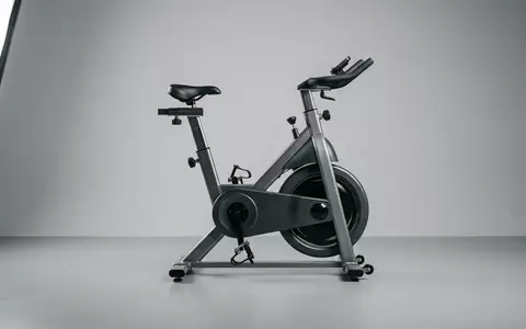Fotorealistische Studioaufnahme von Heimtrainer zum Thema Peloton Bike, ISIN US7127131005, klare Lichtfuehrung - Foto: THN